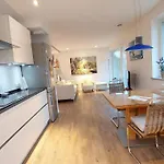 Stilvolle Wohnung In Elbnaehe Mit Balkon, Parkplatz